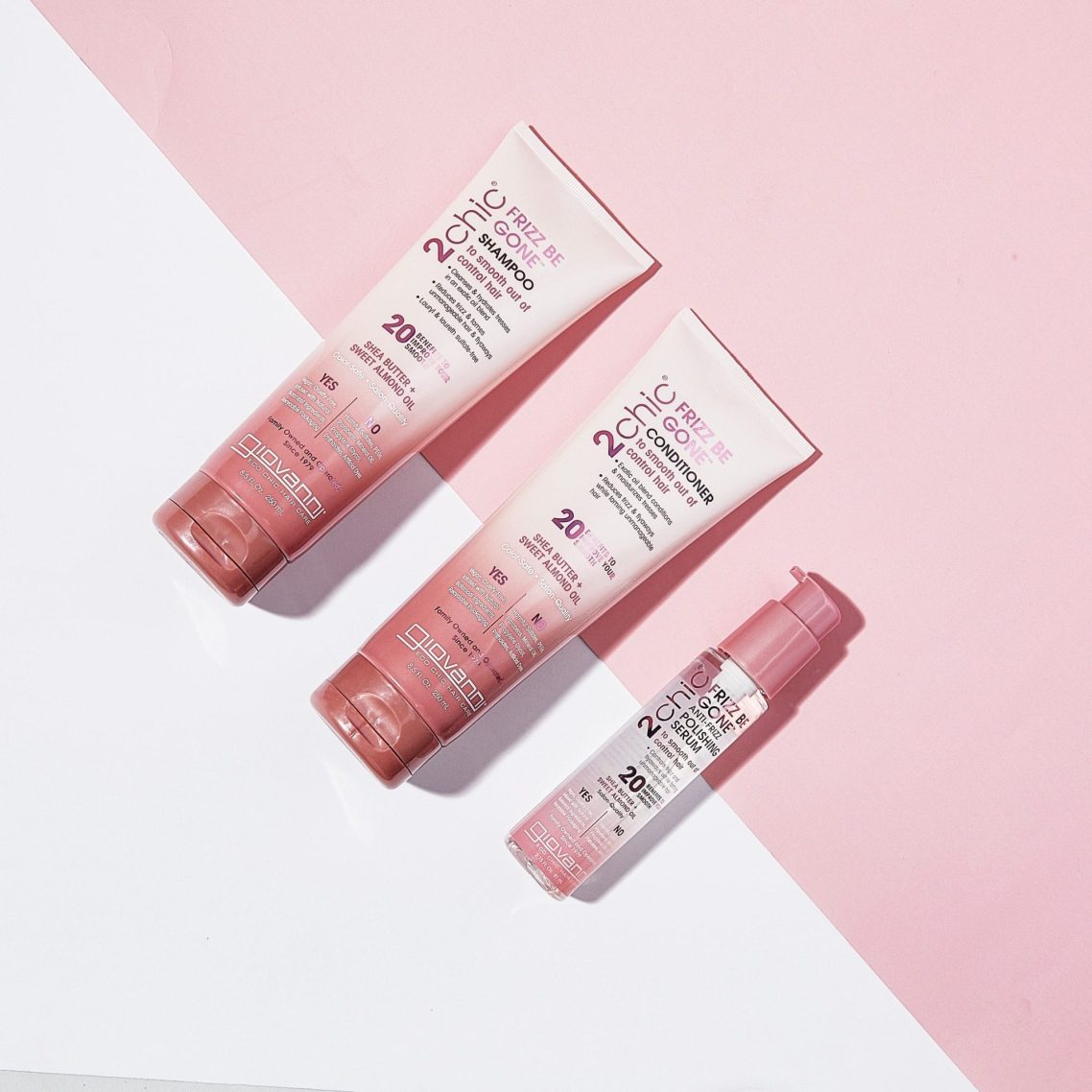 Avec un mélange d'huiles d'argan, de jojoba et de noix de coco, ces produits enveloppent chaque mèche d'une hydratation ultime tout en venant à bout des frisottis les plus rebelles. Trois produits de soin capillaire sur fond rose, tubes rose clair et foncé.Giovanni Frizz be gone