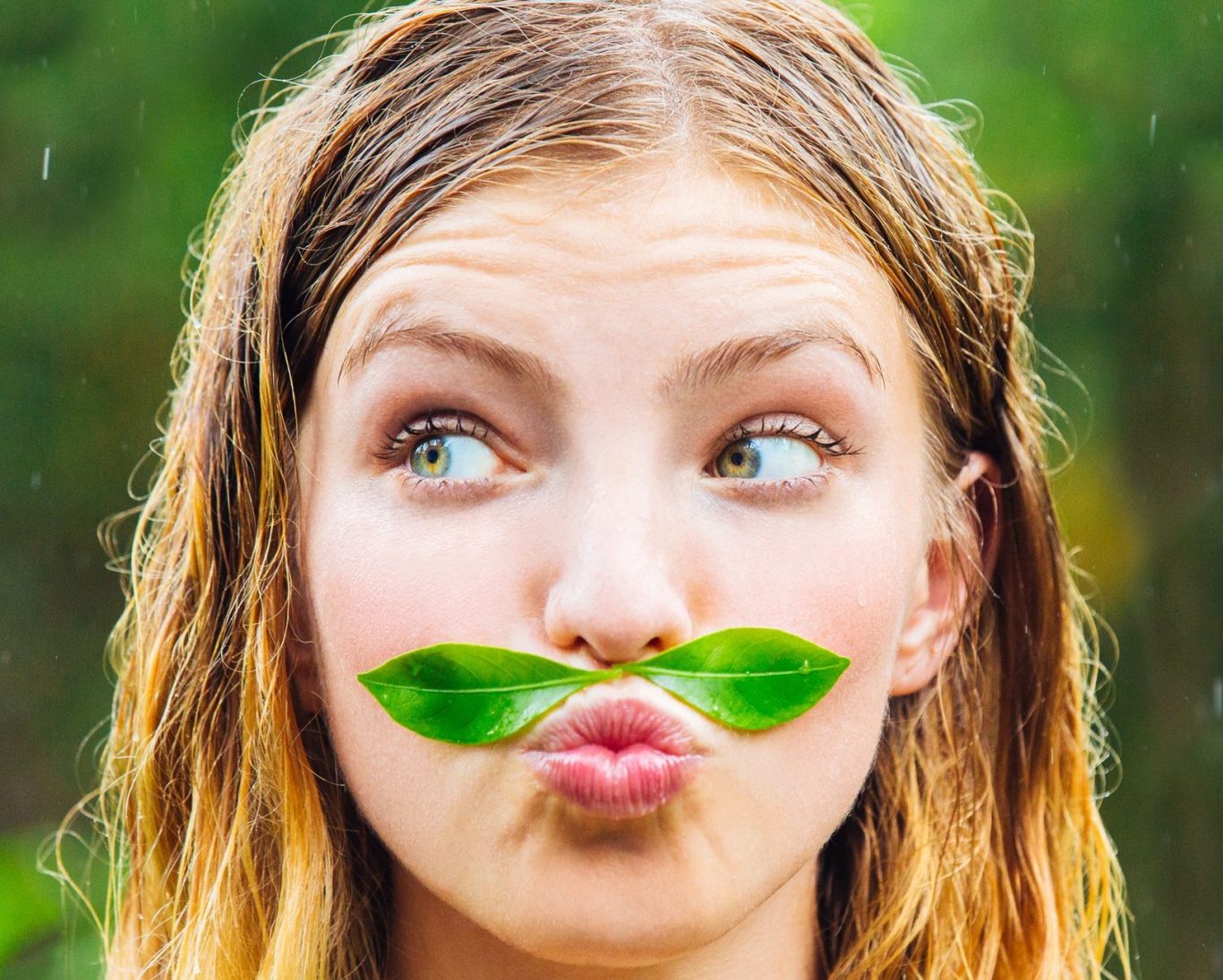 Lycha nature natural distributeur Femme avec maquillage violet et taches de beauté sur le visage, cheveux blonds.
