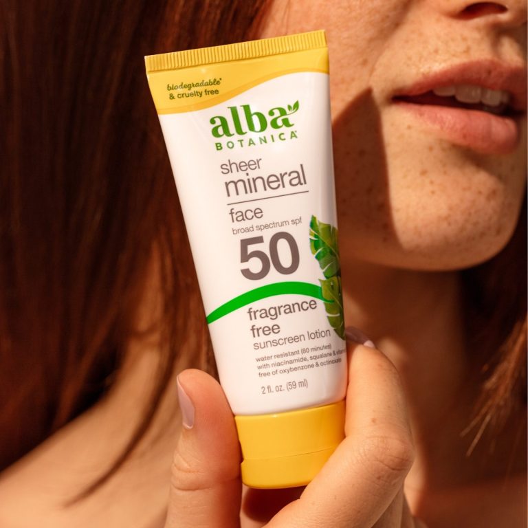 Crème solaire minérale visage SPF 50 d'Alba Botanica, sans parfum, en tube.