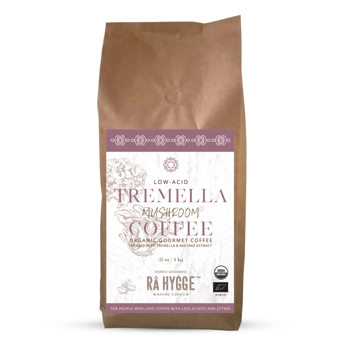 Paquet de café bio Tremella, ambiance élégante avec étiquettes décoratives.