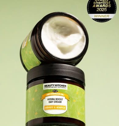 incroyables propriétés hydratantes et son profil durable : l'huile d'Abyssinie Crème hydratante verte en pot, texture crémeuse, étiquette stylisée.