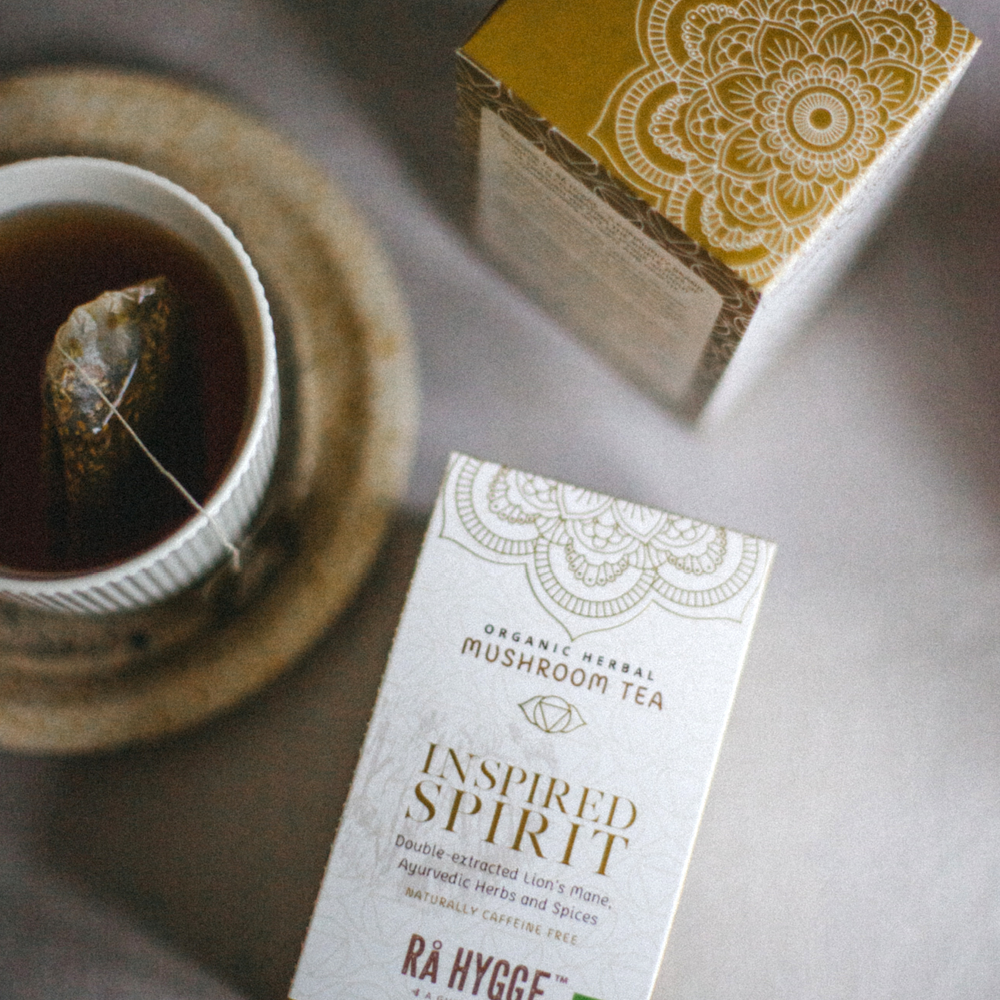 Boîte de thé bio "Inspired Spirit" avec une tasse de thé bio et un sachet en infusion bio .