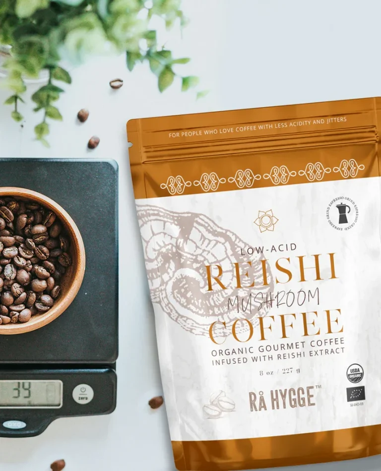 Paquet de café Rishi avec grains de café et balance sur une surface claire.