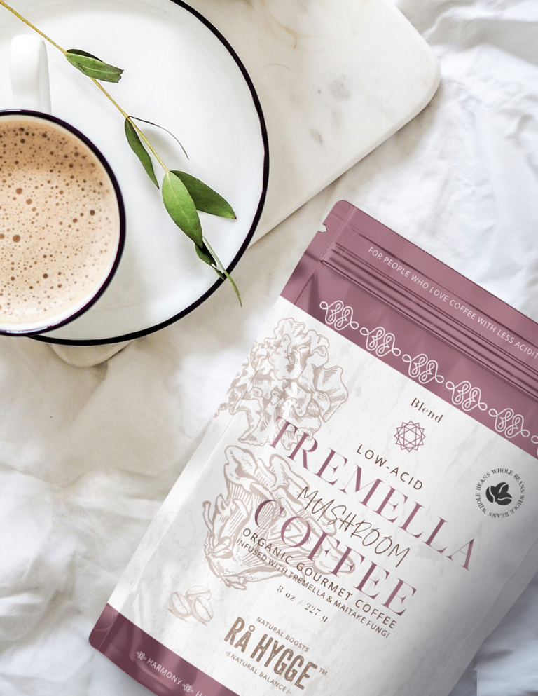 Sac de café Tremella bio avec une tasse de café et une feuille sur une surface claire.
