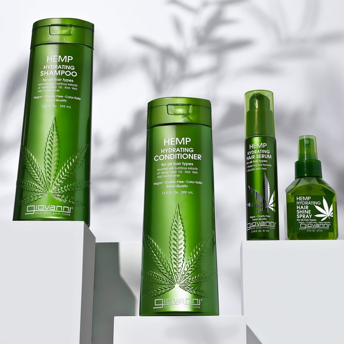 L’huile de chanvre contient des tonnes d’acides gras oméga-3 et oméga-6, ainsi que des protéines qui aident à fournir à vos cheveux une nutrition supplémentaire. Produits de soin capillaire bio sur un plateau en marbre, éclairage doux.