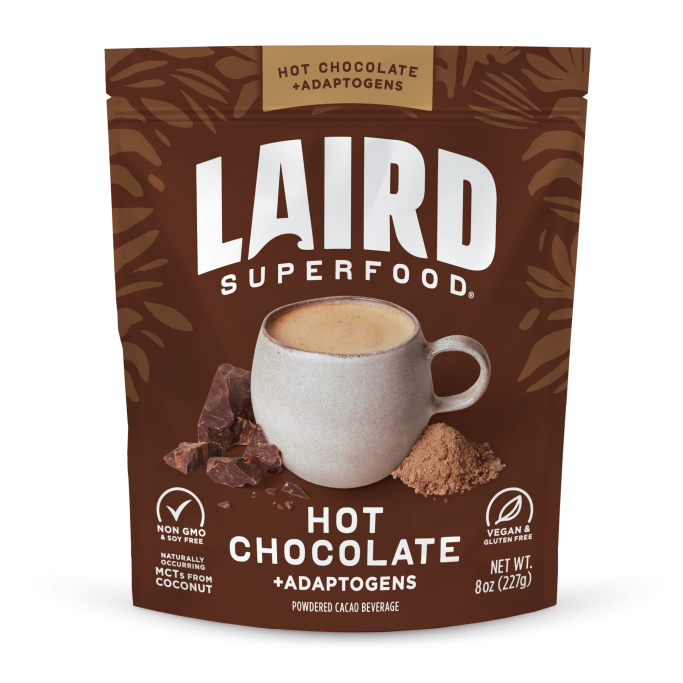 Mélange de chocolat chaud avec une tasse, étiquette "Laird Superfood" et adaptogènes.