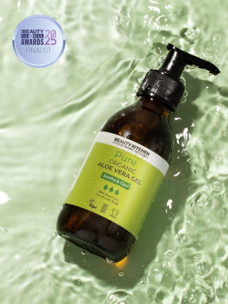 Flacon de produit cosmétique bio avec pompes, sur un fond vert clair. aloe vera huile beauty kitchen 