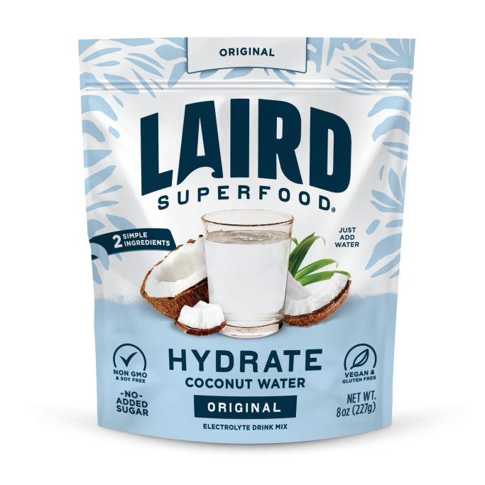 Pochette de poudre de coco Laird Superfood Hydrate, goût original, douce et hydratante.