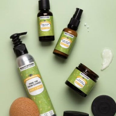Produits de soins de la peau sur fond vert, incluant flacons et pots.