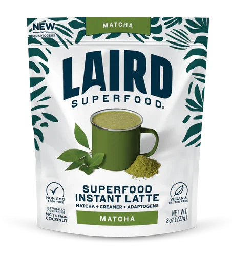 Sachet de latte matcha instantané Laird Superfood avec illustration de tasse verte.