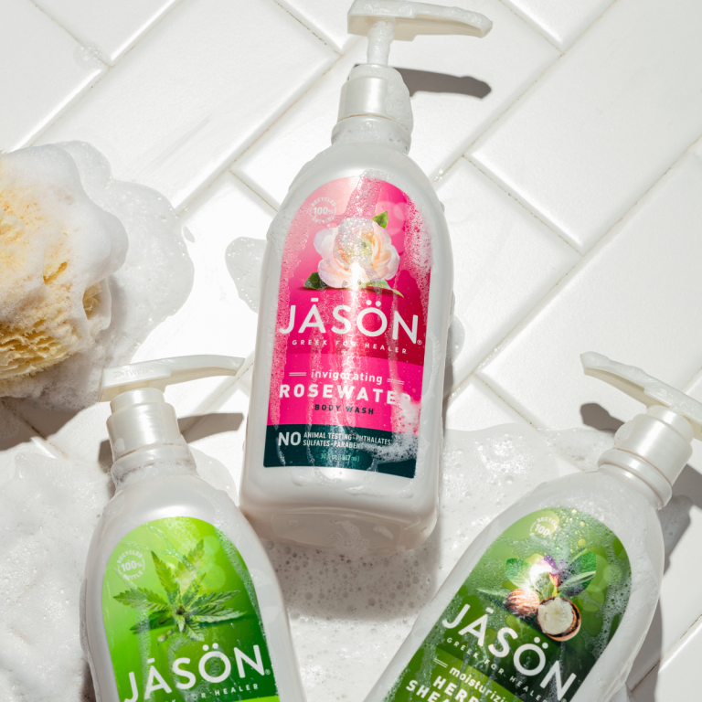 Bouteilles de lotion pour le corps JASON avec différents parfums sur carrelage.
