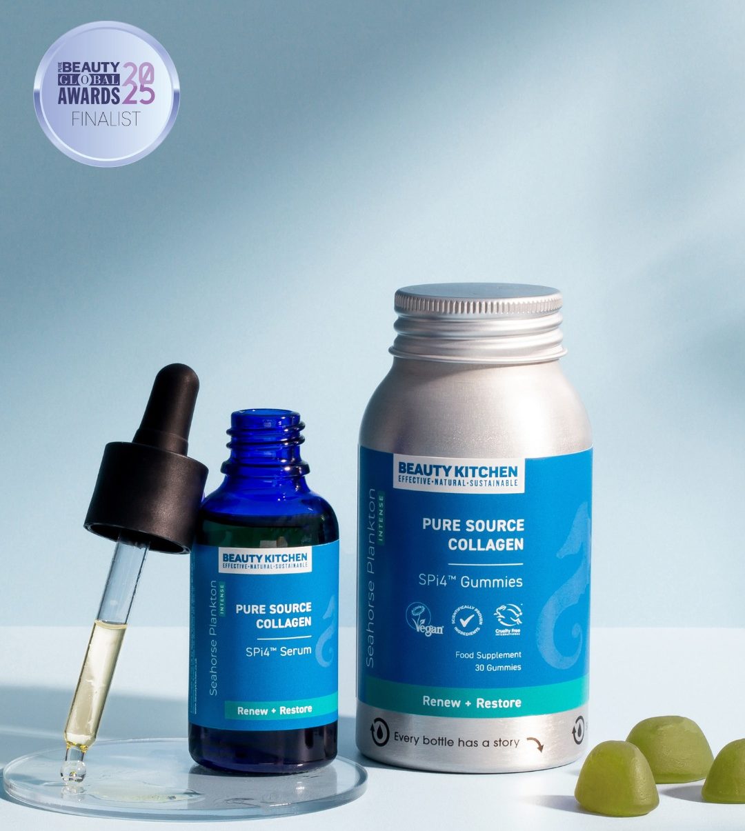 L’huile de chanvre contient des tonnes d’acides gras oméga-3 et oméga-6, ainsi que des protéines qui aident à fournir à vos cheveux une nutrition supplémentaire. Produits de soin capillaire bio sur un plateau en marbre, éclairage doux.