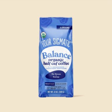 Colis de café équitable "Balance" à l'orange sur fond clair.