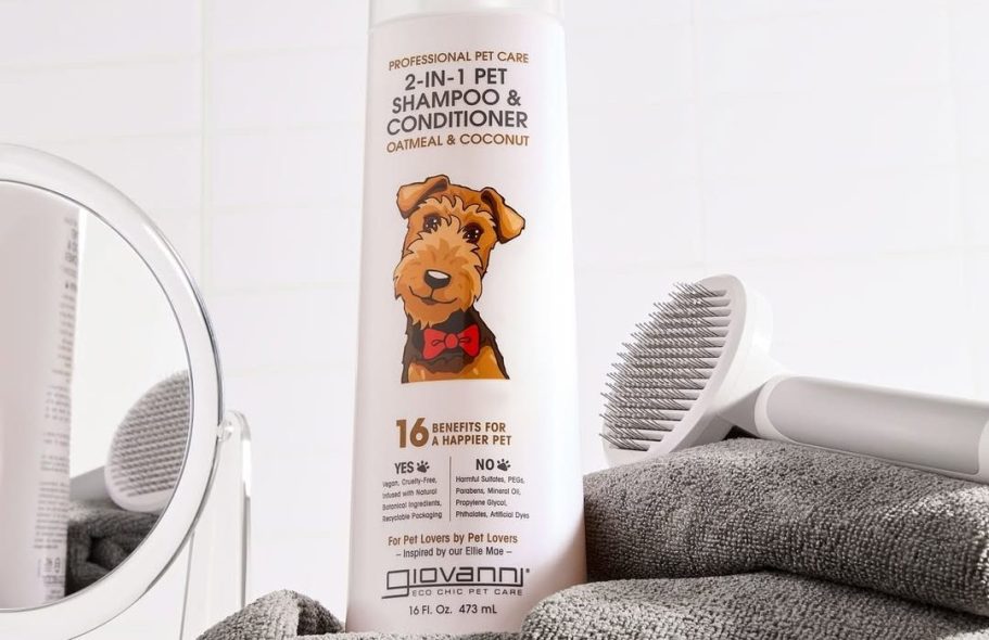 Bouteille de shampooing et revitalisant pour animaux avec un dessin de chien.