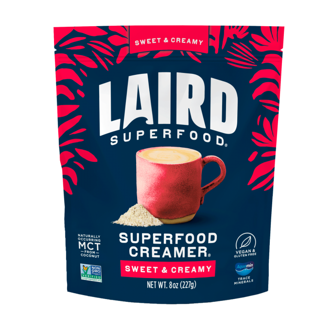 Crème de super-aliment Laird dans un emballage rouge et bleu, avec une tasse de café.
