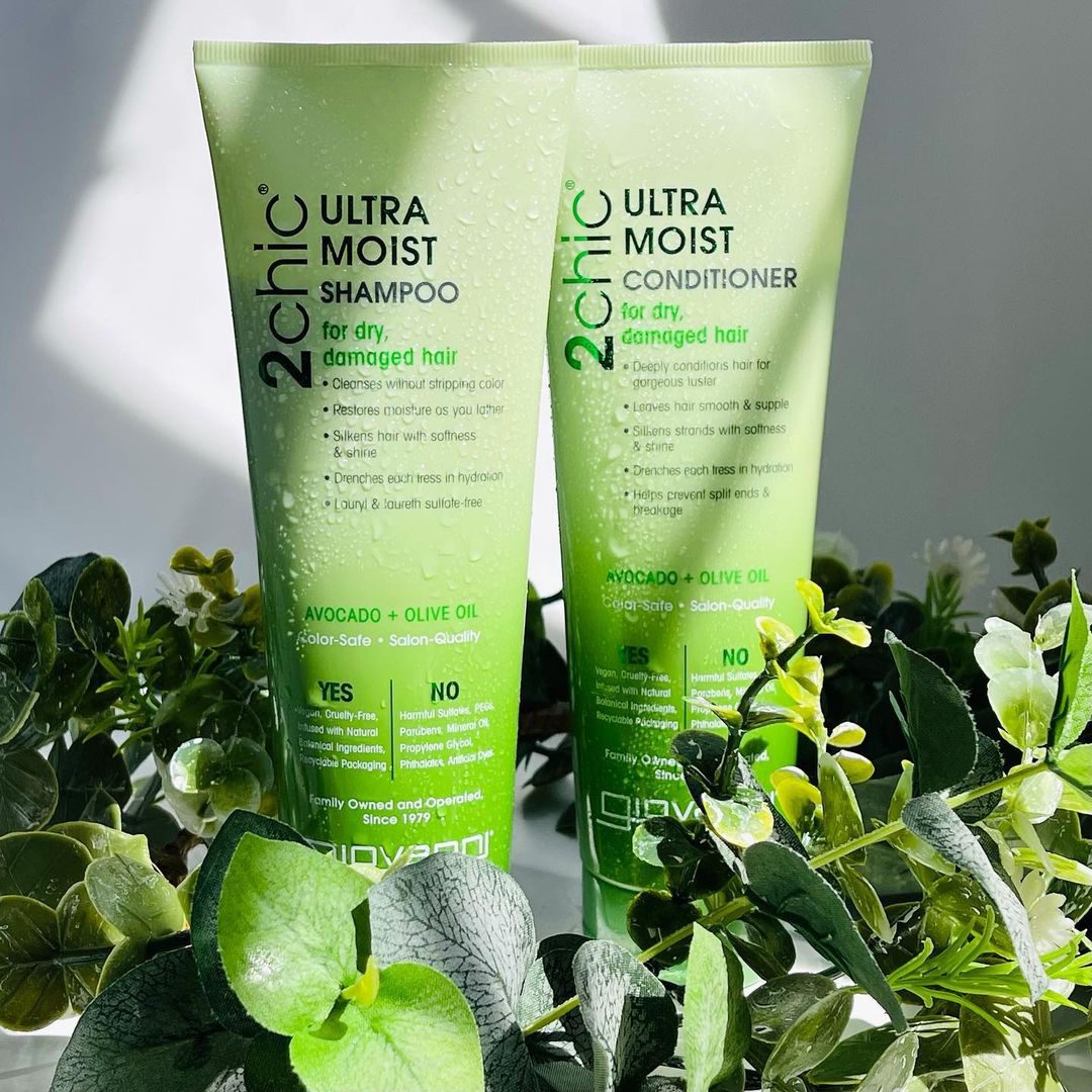 Collection Ultra Hydratant avocat Shampoo et après-shampooing "Ultra Moist" de 2chic, entourés de feuillage vert.