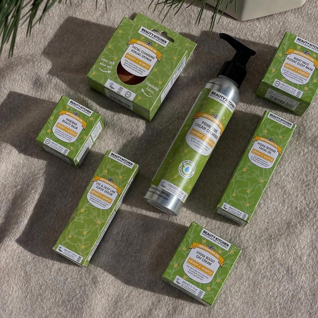 Nourrissez et régénérez votre peau avec l'huile d'Abyssinie, une formule légère pour une hydratation en profondeur et un fini doux et soyeux. Produits de soins naturels présentés sur une surface beige, emballages verts et argentésNourrissez et régénérez votre peau avec l'huile d'Ab