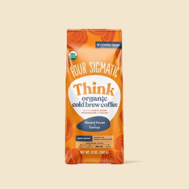 Sachet de café glacé organique, saveur noisette, avec un fond beige.