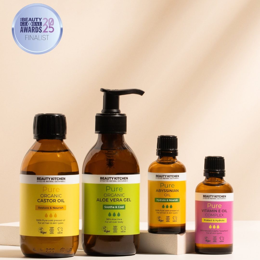 Adoptez des soins de la peau doux et respectueux de l'environnement avec la collection Pure, élaborée à partir d'ingrédients naturels issus de sources durables. Quatre flacons de produits cosmétiques naturels sur fond clair.