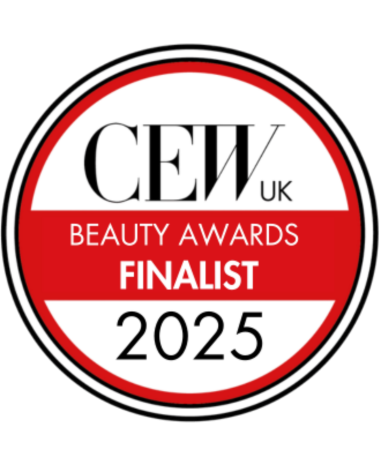 Logo des CEW UK Beauty Awards, mention « Finaliste 2025 ».