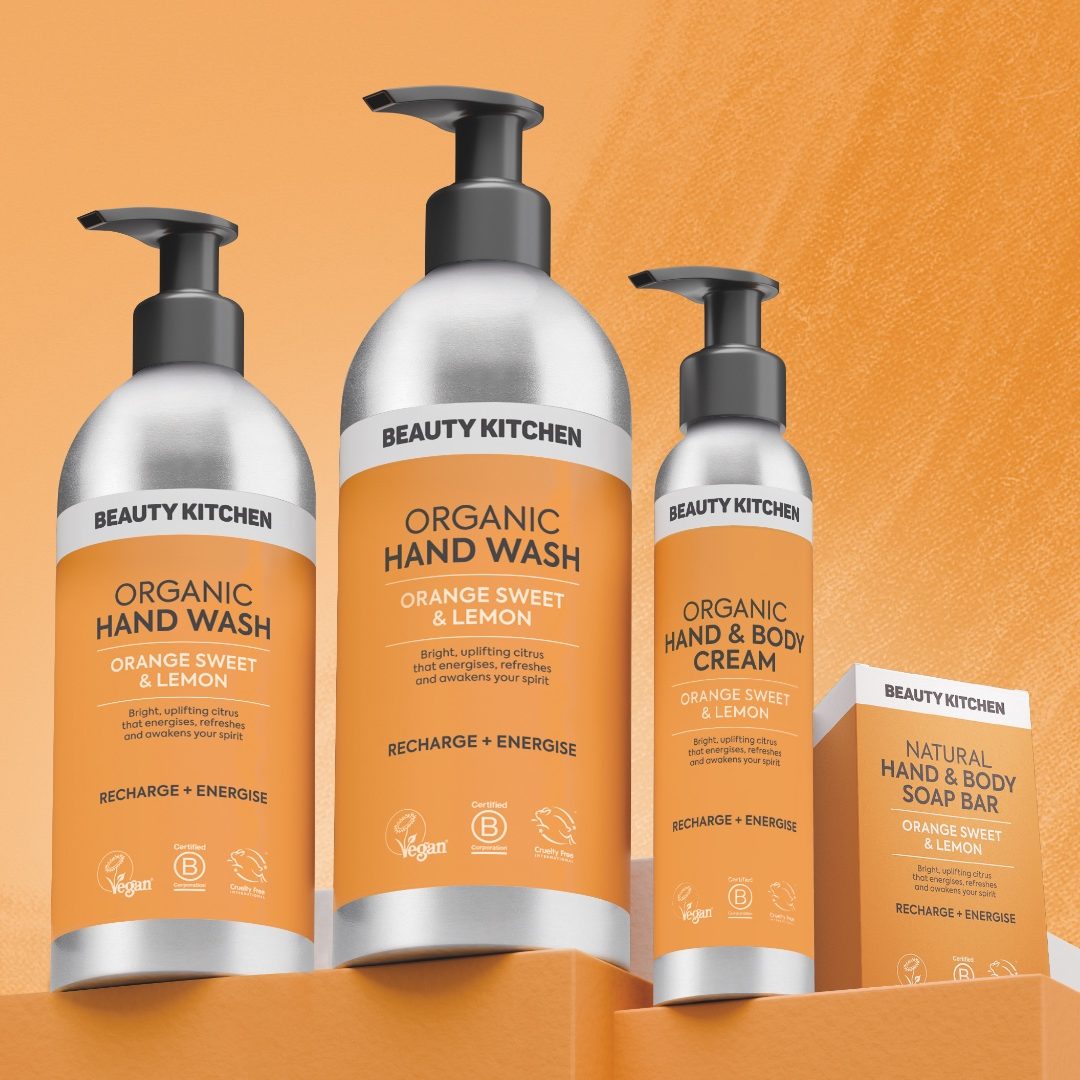 Découvrez vos nouvelles gammes de soins pour le corps bien-être🌿🧴 Notre NOUVELLE collection Bain et Corps rassemble trois mélanges de parfums rafraîchissants et stimulants : 🍊 Orange douce et citron – zesté et revigorant 🌿 Romarin et eucalyptus – apaisants et clarifiants 🌱 Menthe verte et menthe poivrée – frais et revitalisants Chaque parfum est disponible sous forme de gel douche, de gel douche pour les mains, de lotion pour les mains et le corps et de pain de savon nourrissant – tous 100 % naturels, sans cruauté, végétaliens et dans un emballage consigné ! 🌎 Renvoyez-nous vos bouteilles vides en scannant le code QR sur la base et recevez 2 £ en retour par bouteille💚 Découvrez vos nouvelles gammes de soins pour le corps bien-être🌿🧴 Notre NOUVELLE collection Bain et Corps rassemble trois mélanges de parf