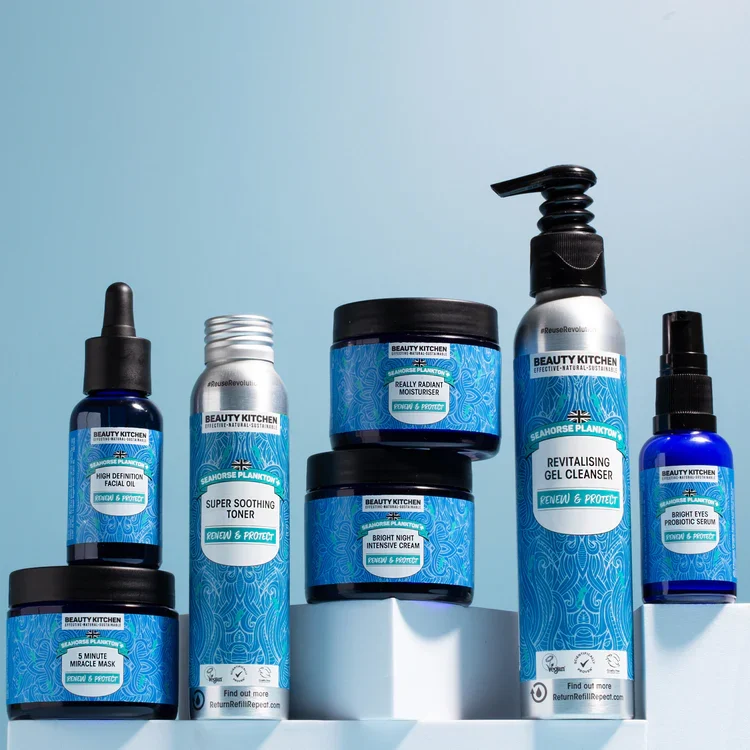 Revitalisez et protégez votre peau avec Seahorse Plankton+,riche en microalgues et en extraits d'algues pour un éclat sain. Produits de soin capillaire alignés sur des supports blancs, étiquettes bleu turquoiseRevitalisez et protégez votre peau avec Seahorse Plank