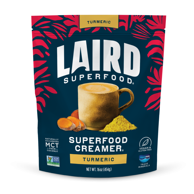 Crème superalimentaire au curcuma dans un emballage coloré.
