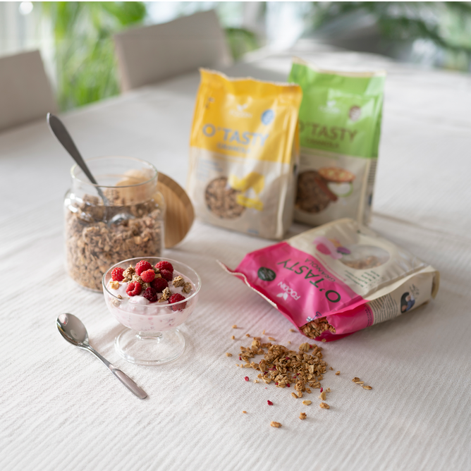 Céréales en sachets, yaourt aux fruits et granola sur une table blanche. Céréales en sachets, yaourt aux fruits et granola sur une table blanche.